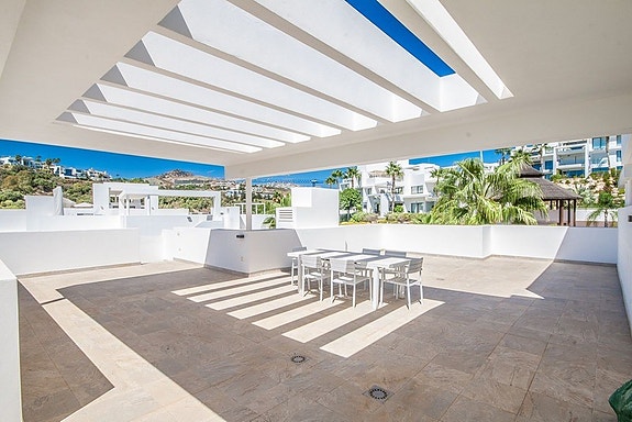 Duplex penthouse med 3 soverom, stor takterrasse og golfutsikt i Atalaya, Benahavís
