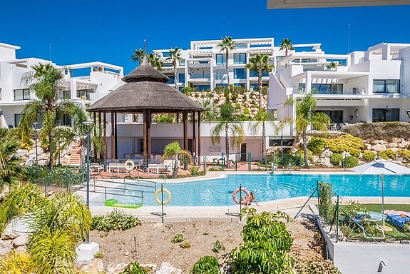 Duplex penthouse med 3 soverom, stor takterrasse og golfutsikt i Atalaya, Benahavís