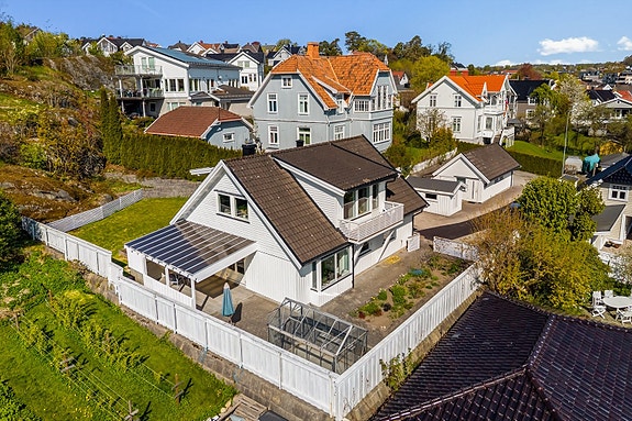 Velkommen til en innholdsrik og sjarmerende villa med utleieenhet i et av Sandefjords mest ettertraktede boligområder. Her bor du tilbaketrukket i rolige og grønne omgivelser. Fotograf: Karl Filip Kronstad.