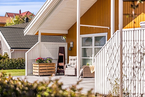 Fra stuen er det utgang til en dels overbygd terrasse med komposittmateriale som gulvbord.