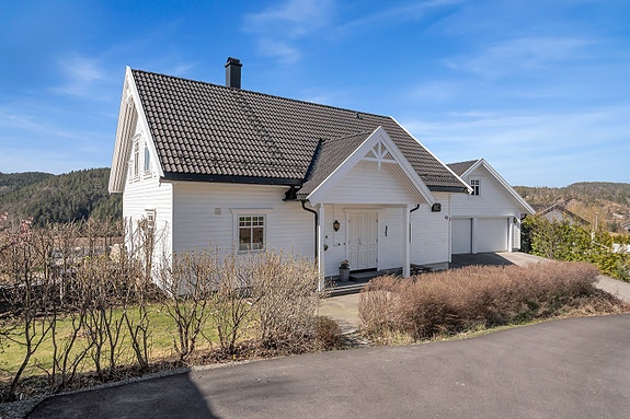Velkommen til Lintjønnveien 42 presentert av Eiendomsmegler Norge v/Runar Høygilt