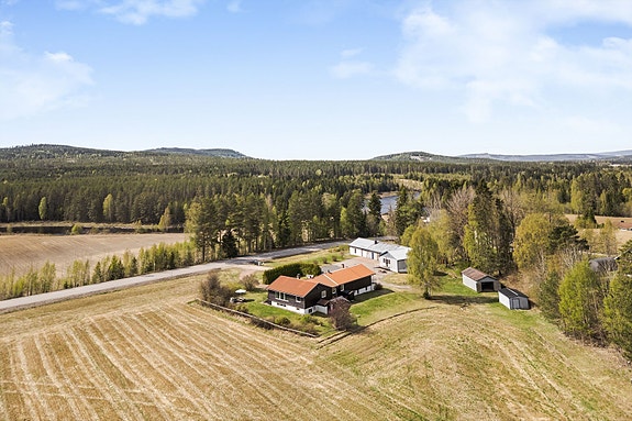 Velkommen til Kaptein Dreyers veg 1362 og dette småbruket på Skalbukilen. Foto: Husfoto v/ Bernat Tubau.