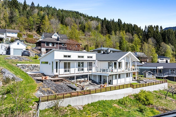 Velkomen til Stukestølen 10 presentert av Eiendomsmegler Norge v/ Kenneth Bjørk.