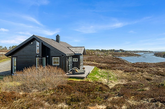 Din lokale eiendomsmegler Notar v/Anders Havneraas ønsker velkommen til Jøstølveien 74, en fritidsbolig med idyllisk beliggenhet på Smøla. Foto: Interiørfoto