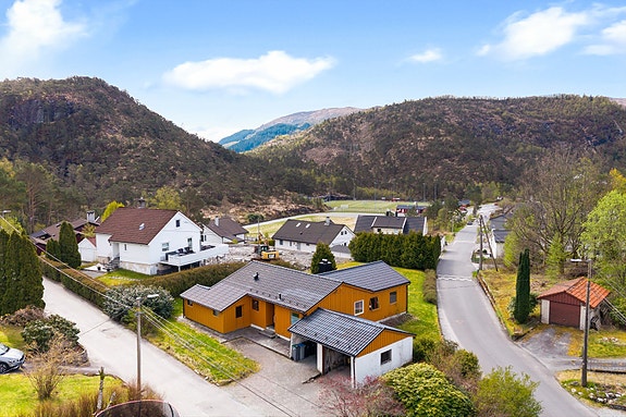 Aktiv Eiendomsmegling v/ Nika Nasibi og Fredrik Vatle har gleden av å presentere Gamsevegen 29. Foto: Indrehaug boligfoto.