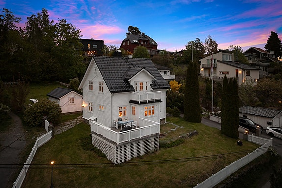 Vakker bolig i klassisk stil fra 1929 med flott beliggenhet i et meget attraktivt villaområde nær Sæterkrysset i bydel Nordstrand.