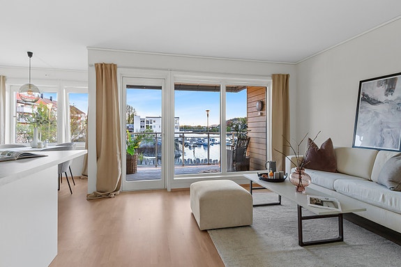 Romslig stue på 31m² med god plass for flere sittegrupper.