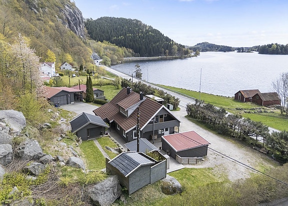 Velkommen til denne innholdsrike vertikaldelte delen av en tomannsbolig med stor tomt!