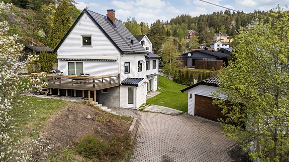 Velkommen til denne flotte eneboligen i Munkerudkleiva 13 med tomt på hele 1,6 mål!