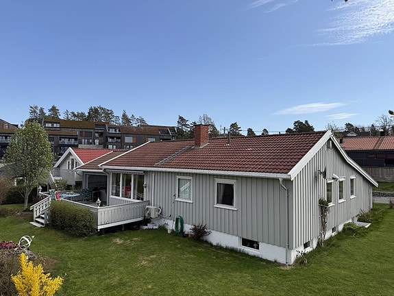 Eiendomsmegler Gry Grønnern Ekeberg presenterer Fjelltunveien 3 i Drøbak (selgers bilde).