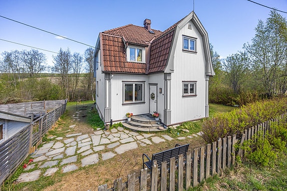 Velkommen til Nesvegen 4! En fin eneboligeiendom med eldre uthus/garasje og romslig hage. Foto: Espen Edin / Imageday.