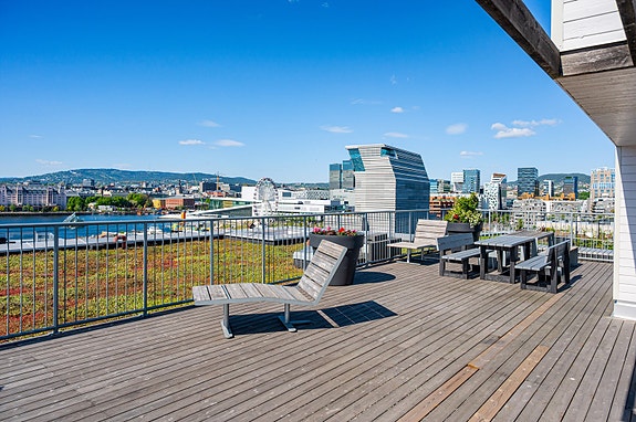 Felles takterrasse i nabooppgangen, med fantastiske solforhold og utsikt. I tillegg felles sykkelbod og kajakkgarasje (administreres av kajakgruppa/styret etter venteliste).