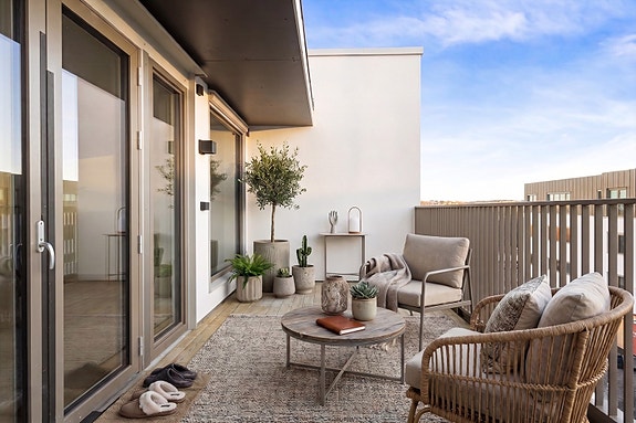 Sydvestvendt takterrasse på ca. 10.5 kvm i 5. etg. Privat og tilbaketrukket. KI-redigert foto av leil. mars 26. Avvik vil forekomme.
