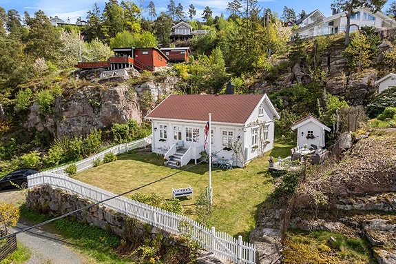Velkommen til Bugtegaten 32 - en sommerdrøm i Holmsbu! Foto: Eiendomsfoto AS