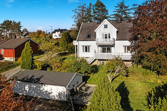 Praktisk dobbeltgarasje med god plass (fra 80-tallet)