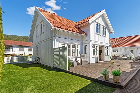 DNB Eiendom v/Christine Sjødal ønsker velkommen til Garåsveien 3A! Flott familiebolig med 5 soverom, 2 stuer og 2 bad. Dobbelgarasje med elbillader.