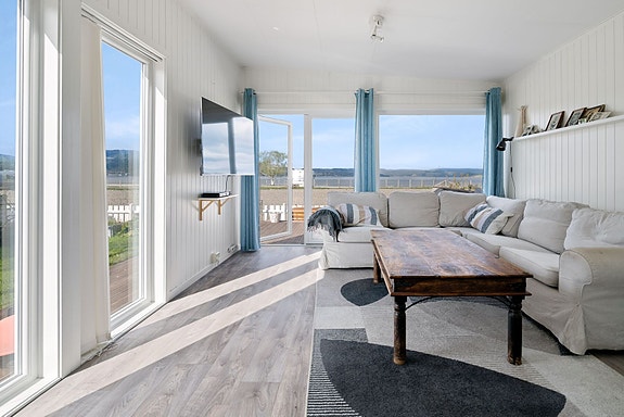 Velkommen til Øysand Kolonihage og parsell nr.16 - en fritidsbolig med fantastisk fjordutsikt, gode solforhold og god planløsning. Foto: Bjørn Christer Lemcke // HF Agency