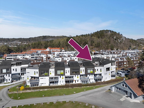 Velkommen til Neseveien 62! Stor, velholdt og flott hjørneleilighet over to etasjer med vinterhage og takterrasse med utsikt.