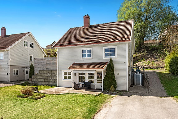 Leiligheten ligger i 1. etasje med utgang direkte til terrasse/hage