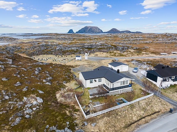 Velkommen til Tore Hundsveg 11! Foto: Trygve Hammelbo
Eiendommen ligger i et lett skrående terreng i Gjesvær, med nærhet til både natur og sjø.
