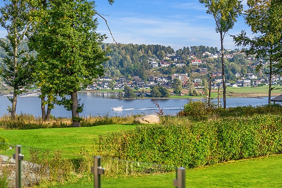 Jens Roland Pettersen i Bakke Sørvik &Partners presenterer denne moderne og elegante eneboligen