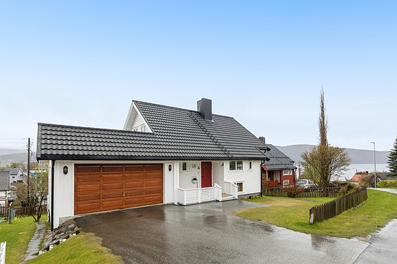 EiendomsMegler 1 v/ Bente Norhild Larsen ønsker velkommen til Nyveien 10! En koselig og innholdsrik enebolig med sentral beliggenhet på Borkenes! Foto: EFKT