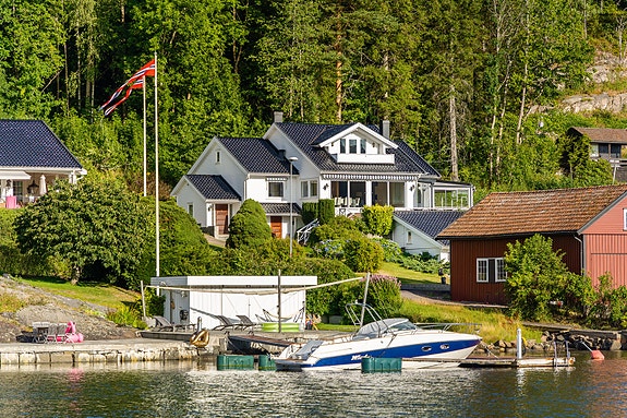 Nydelig beliggende, vestvendt mot sjøen
