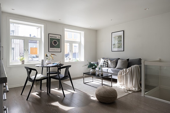 Velkommen til en meget lekker selveierleilighet på to plan med svært sentral beliggenhet på Møllenberg.