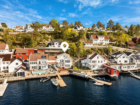 Velkommen til Noroddveien 90 og ekte sørlandsidyll i Kolbjørnsvik på attraktive Hisøy.