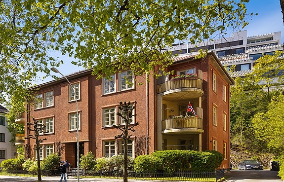 Velkommen til Gyldenløves gate 16. Suveren beliggenhet på Frogner. Gården er tegnet av arkitekt Paul Norr. Foto Morten Aamot