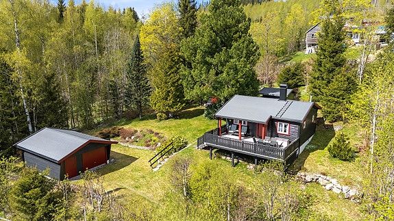 Velkommen til Garsjøvegen 61! Sjarmerende hyttetun med fritidsbolig, stabbur, anneks og garasje. Foto: Espen Døhlen v/ImageDay