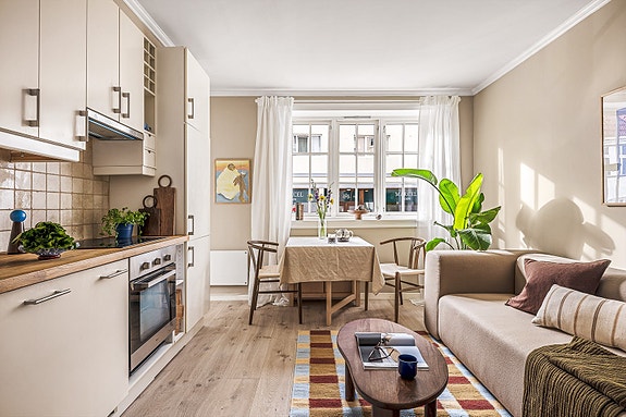 W Eiendomsmegling Bergen ved Arve Tveit har gleden av å presentere denne godbiten i Øvre Sandviksveien 19.