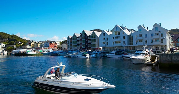 Fosnavåg hamn som viser yrande liv i den vakre Kystbyen Fosnavåg.