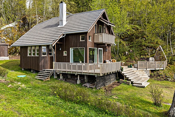 Sjarmerende fritidsbolig i idylliske omgivelser på Hovika. Flott sjøutsikt. Alle fasiliteter og bilvei helt fram. Anneks, Fosslandsosen