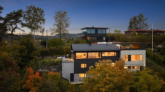 Liomveien 7 - Arkitekttegnet hjem hvor panoramautsikt, lys og luft er en del av hverdagen - Unik mulighet i Liomveien, hvor det sjeldent er noe til salgs!