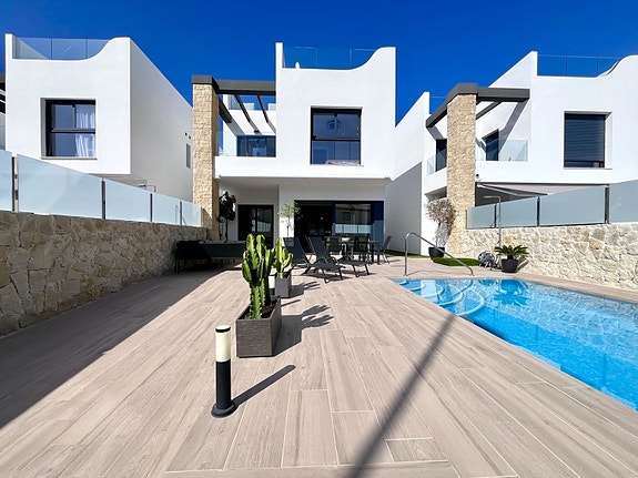 Moderne villa med 4 soverom | Takterrasse og privat basseng | Gangavstand til stranden i Punta Prima