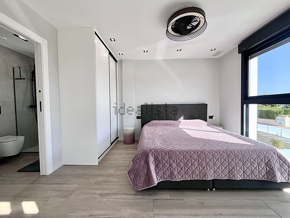 Moderne villa med 4 soverom | Takterrasse og privat basseng | Gangavstand til stranden i Punta Prima