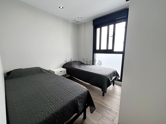 Moderne villa med 4 soverom | Takterrasse og privat basseng | Gangavstand til stranden i Punta Prima