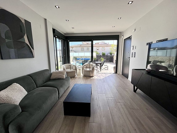 Moderne villa med 4 soverom | Takterrasse og privat basseng | Gangavstand til stranden i Punta Prima