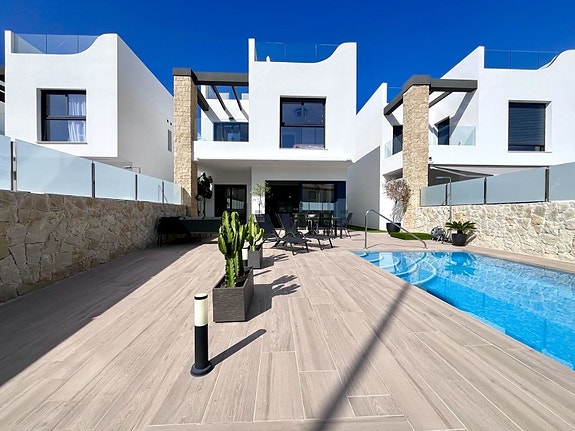Moderne villa med 4 soverom | Takterrasse og privat basseng | Gangavstand til stranden i Punta Prima