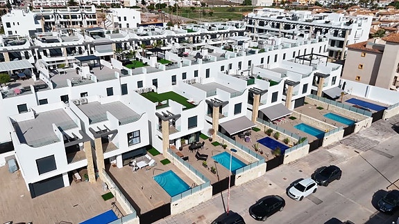 Moderne villa med 4 soverom | Takterrasse og privat basseng | Gangavstand til stranden i Punta Prima