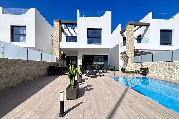 Moderne villa med 4 soverom | Takterrasse og privat basseng | Gangavstand til stranden i Punta Prima