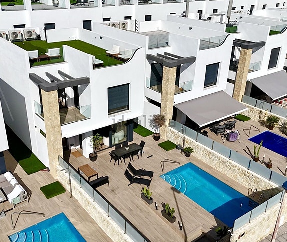 Moderne villa med 4 soverom | Takterrasse og privat basseng | Gangavstand til stranden i Punta Prima