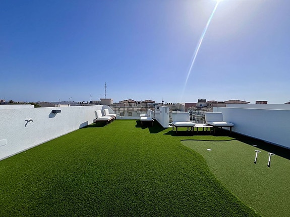 Moderne villa med 4 soverom | Takterrasse og privat basseng | Gangavstand til stranden i Punta Prima