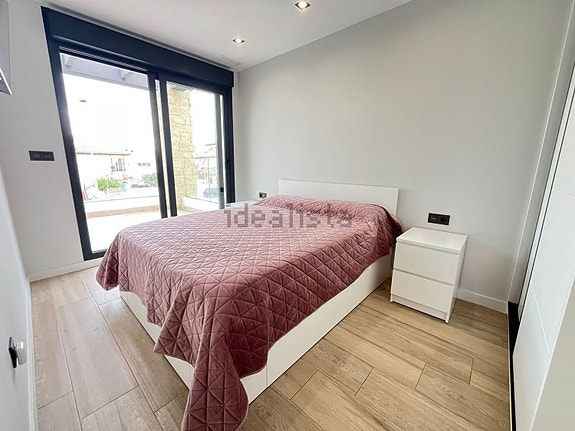 Moderne villa med 4 soverom | Takterrasse og privat basseng | Gangavstand til stranden i Punta Prima