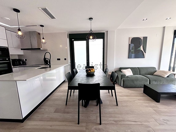 Moderne villa med 4 soverom | Takterrasse og privat basseng | Gangavstand til stranden i Punta Prima