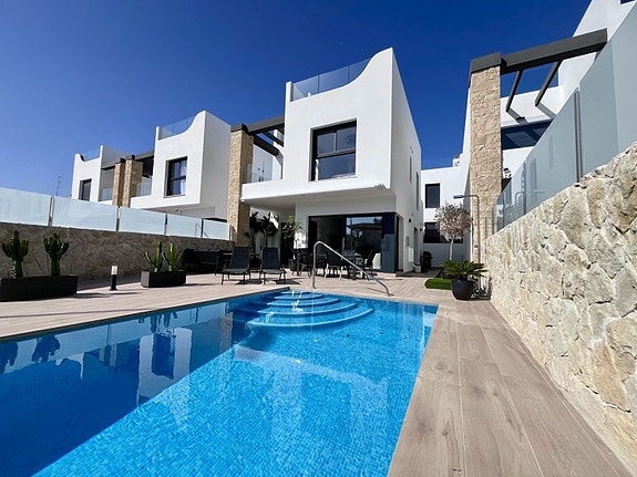 Moderne villa med 4 soverom | Takterrasse og privat basseng | Gangavstand til stranden i Punta Prima