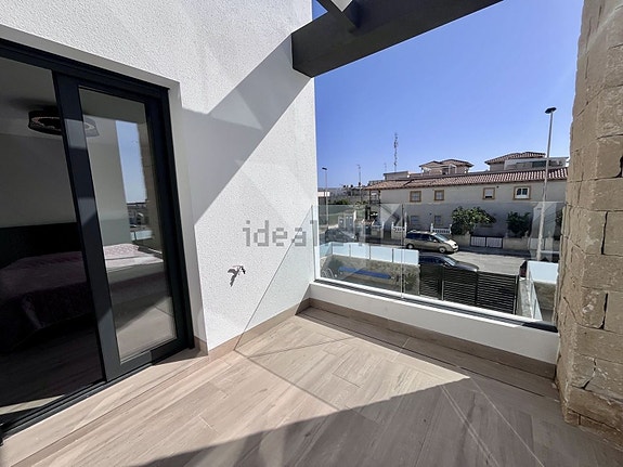 Moderne villa med 4 soverom | Takterrasse og privat basseng | Gangavstand til stranden i Punta Prima