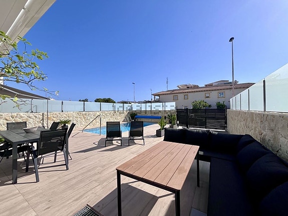 Moderne villa med 4 soverom | Takterrasse og privat basseng | Gangavstand til stranden i Punta Prima