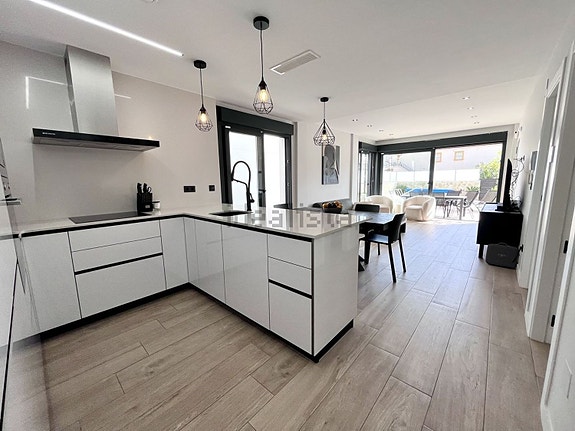 Moderne villa med 4 soverom | Takterrasse og privat basseng | Gangavstand til stranden i Punta Prima